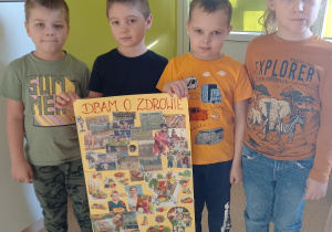 Chłopcy prezentują wykonany przez siebie plakat